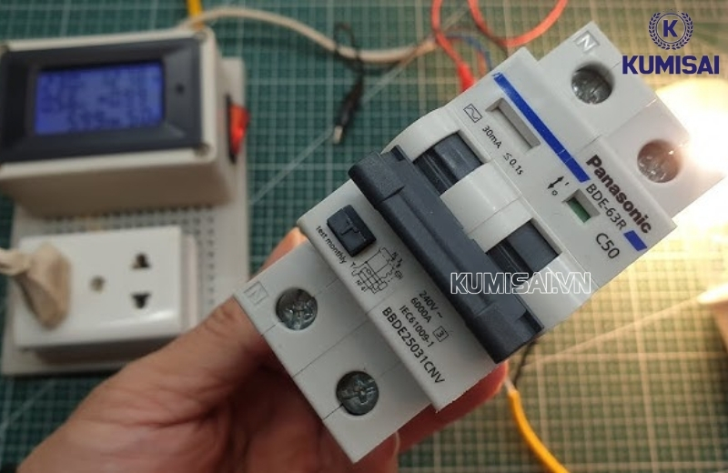 Lắp aptomat để kiểm soát nguồn điện cho máy