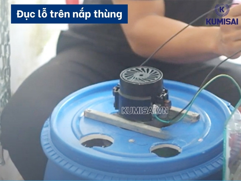 Đục 2 lỗ tròn trên bề mặt nắp thùng