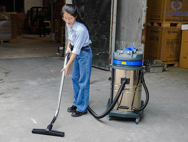 Ống dẫn hướng inox làm nhiệm vụ vận chuyển bụi bẩn vào thùng chứa 