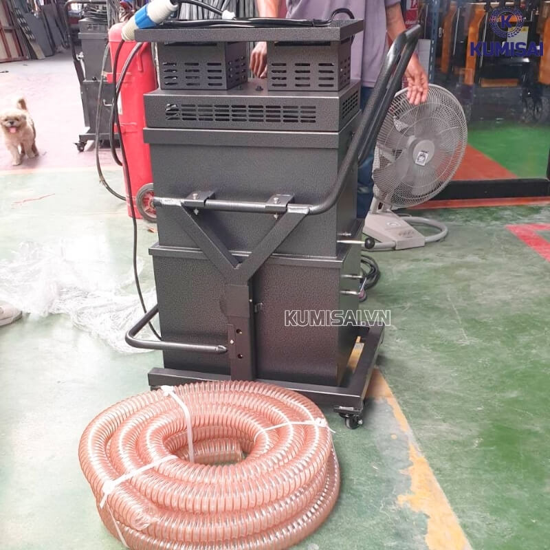 Công suất 2.2KW giúp máy làm sạch bụi nhanh chóng, triệt để