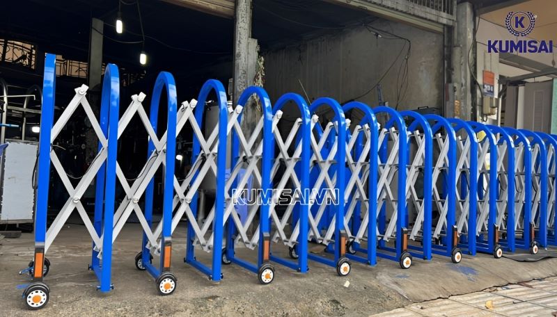 Cổng xếp inox kéo tay hiện đại, bền bỉ