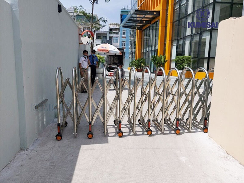Cổng xếp inox kéo tay hiện đại, bền bỉ 