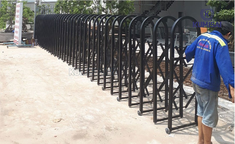 Cổng xếp kéo tay chữ U
