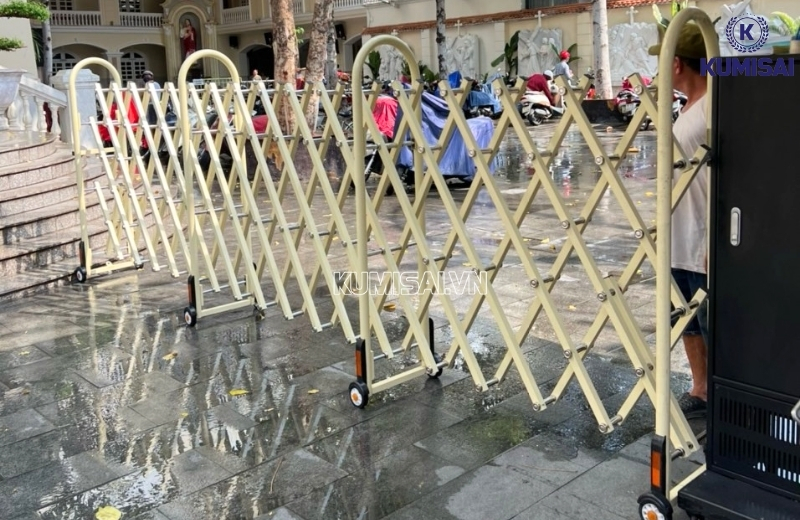 Cổng xếp kéo tay dạng chữ U