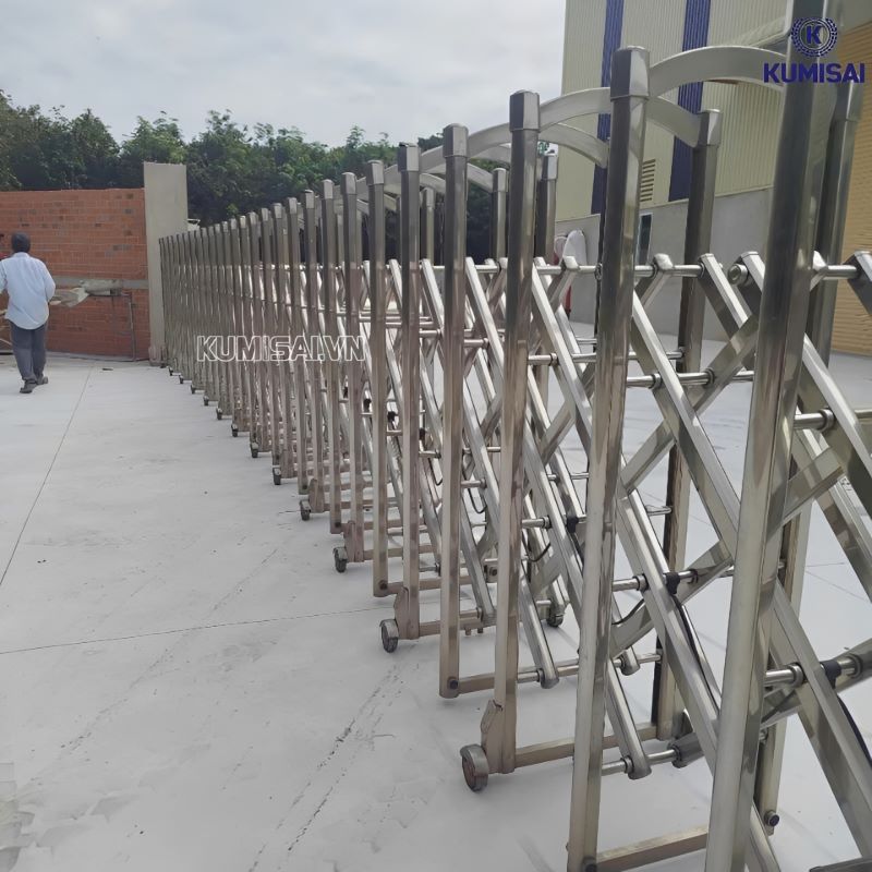 Cổng xếp kéo tay kiểu chữ U ngược có vát góc vuông