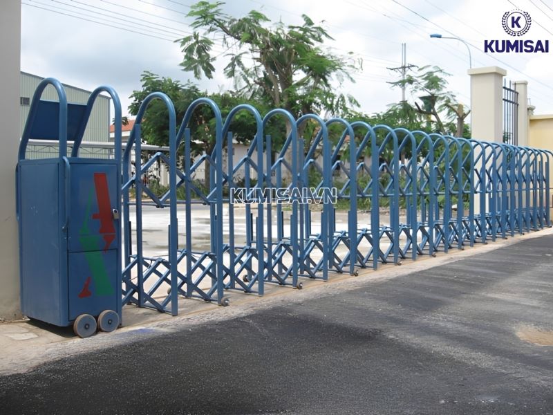 Cổng xếp kéo tay thiết kế kiểu dáng chữ A lệch