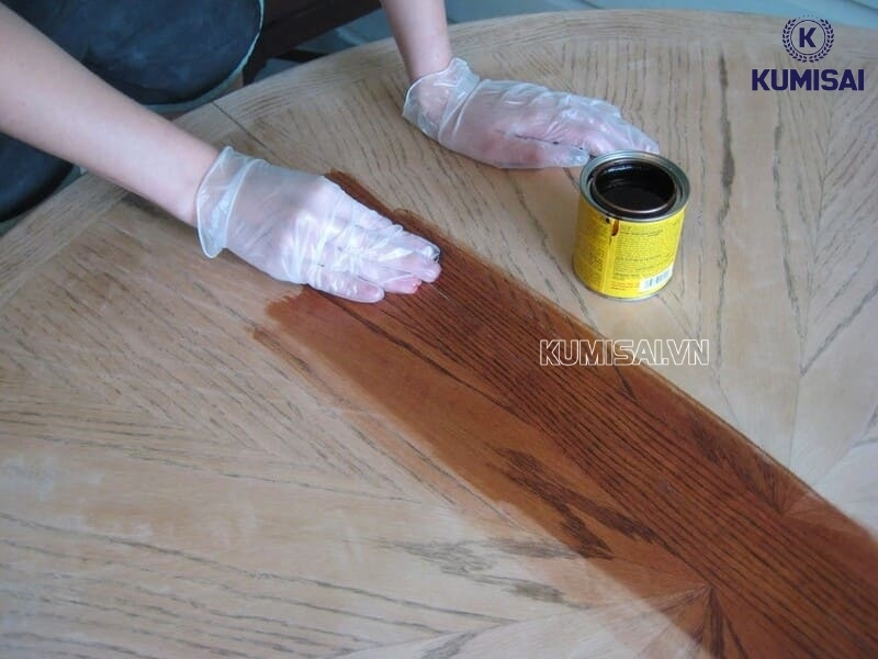 Đánh bóng sàn gỗ bằng xi