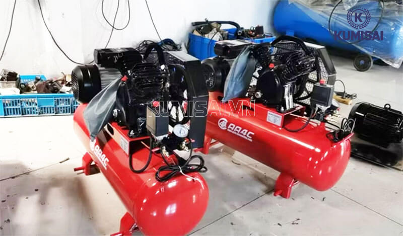 Cần đặt máy nén khí bên trên bề mặt phẳng Cần đặt máy nén khí bên trên bề mặt phẳng