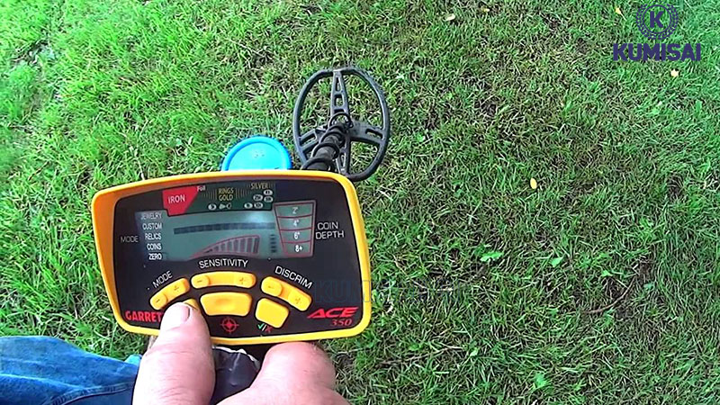 Đặt đầu máy dò Gold Metal Detector GE-2 sát mặt đất