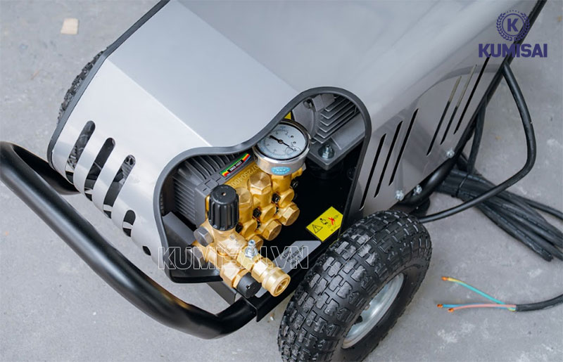 Cận cảnh đầu bơm của máy rửa xe cao áp Lutian