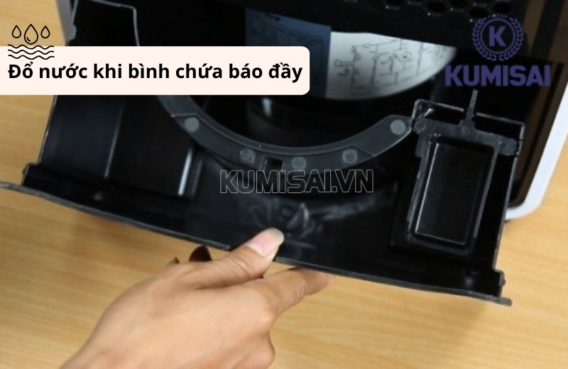 Đổ nước trước khi bình báo đầy Đổ nước trước khi bình báo đầy