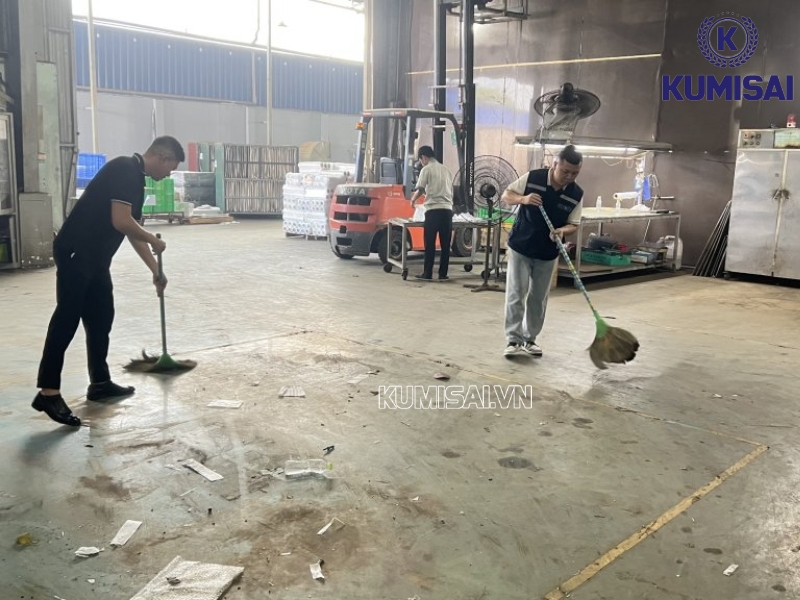 Dọn dẹp mặt sàn trước khi mài