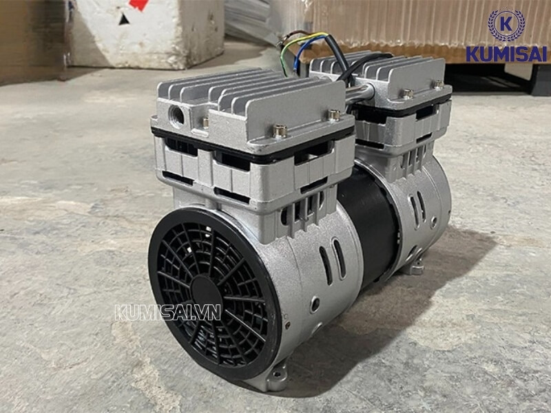 Động cơ máy hoạt động mạnh mẽ, tạo lưu lượng khí 220 lít/phút