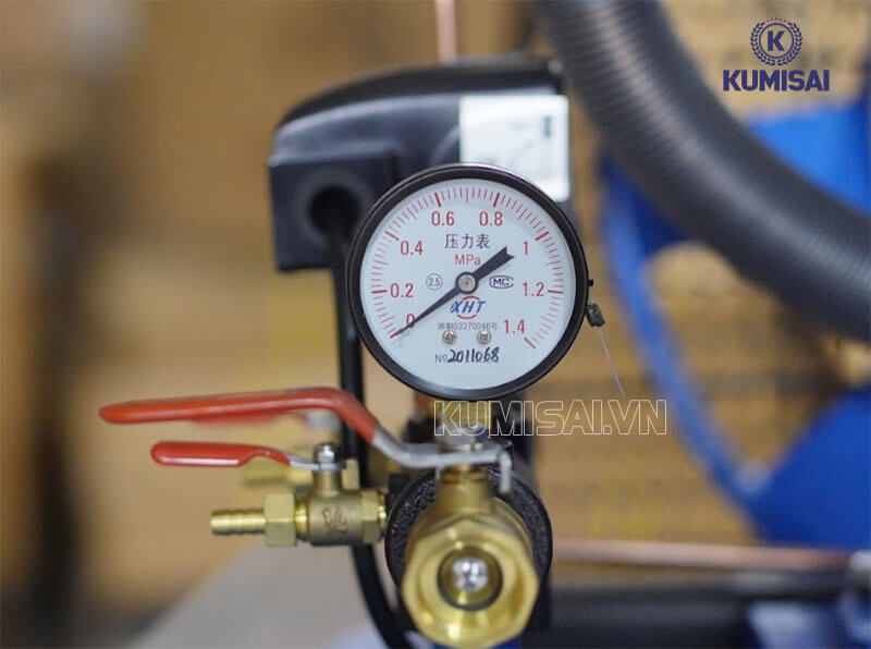 Hệ thống đồng hồ đo áp và công tắc bật - mở 