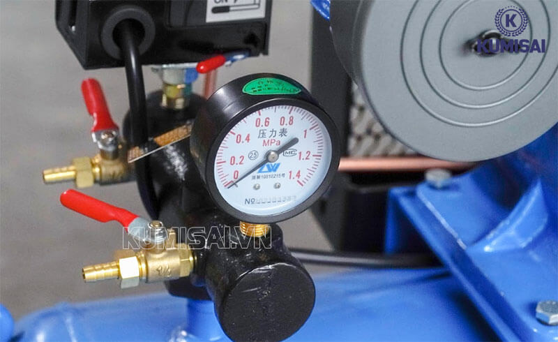 Đồng hồ đo áp hiện đại, công tắc vận hành trực quan 