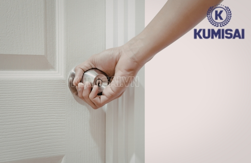 Đóng kín cửa khi bật KMS 12A để máy hút ẩm nhanh hơn