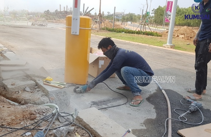 Dùng bu lông hoặc vít để cố định trụ vào nền