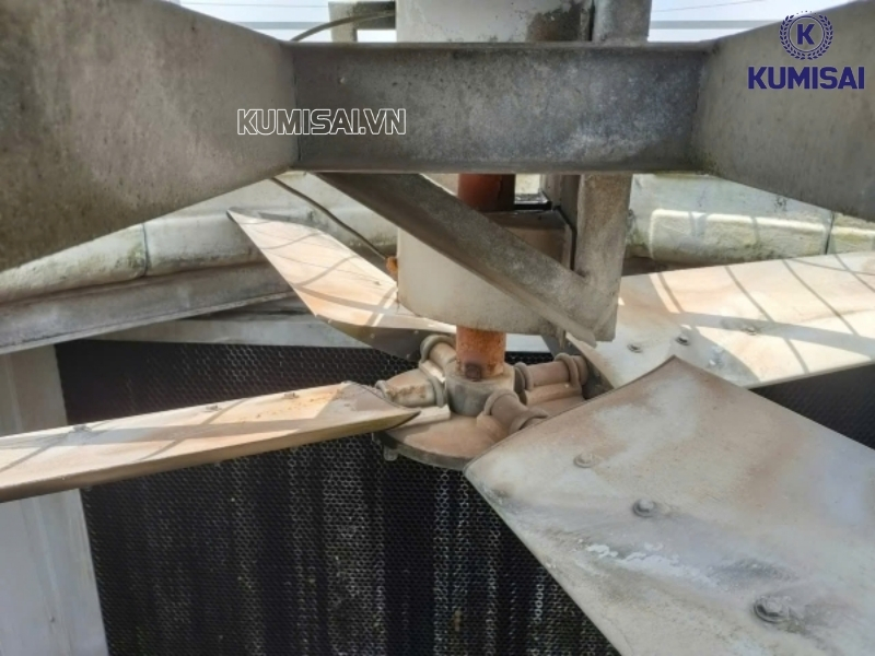 Dùng khăn hoặc vòi xịt để vệ sinh cánh quạt