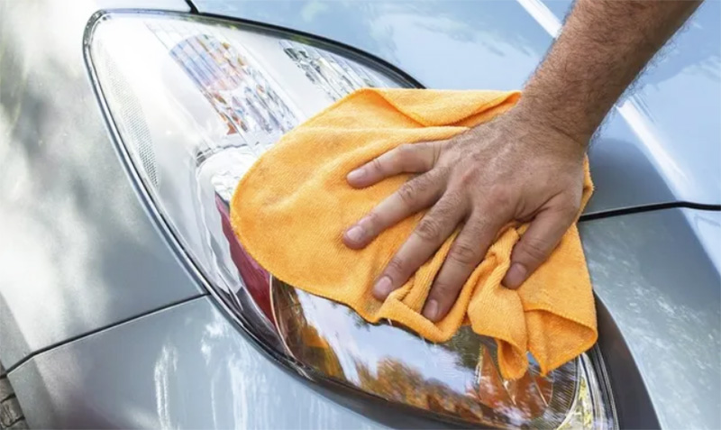 Dùng khăn khô lau các khe hở trên xe 