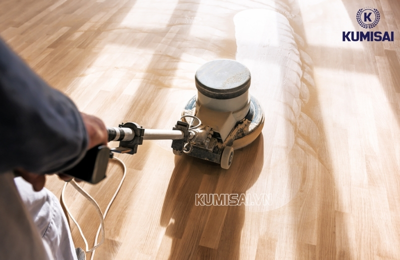 Dùng máy đánh bóng sàn gỗ, thực hiện nhanh, sàn bóng tức thì