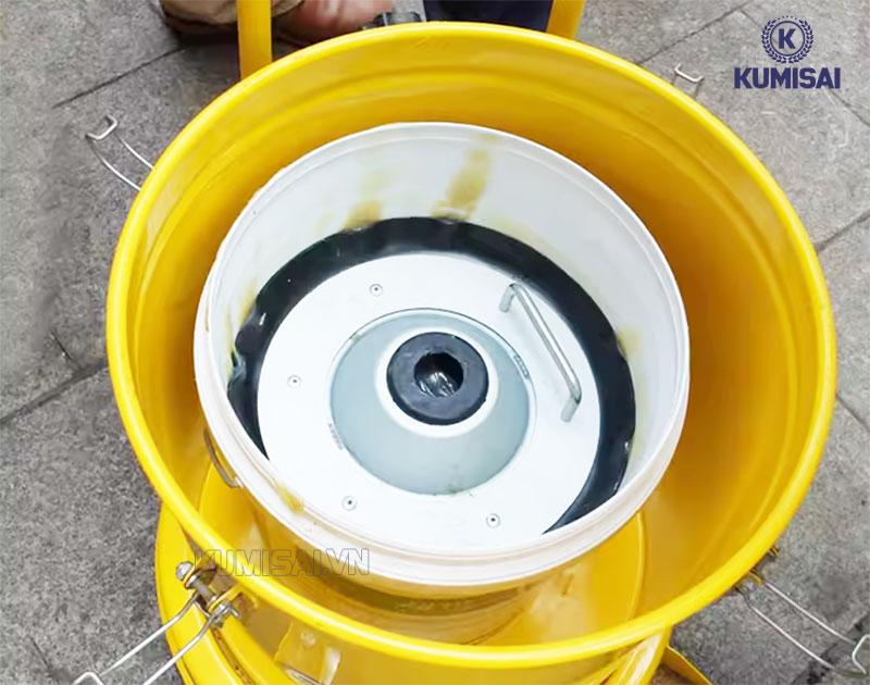 Ép chặt tấm cao su lên bề mặt mỡ để loại bỏ bọt khí