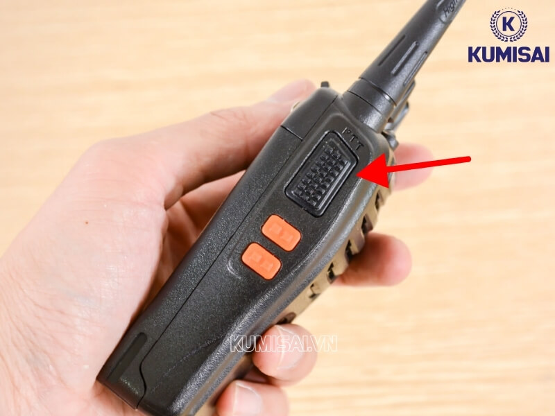 Nhấn nút PTT để nói và thả ra khi nghe, nhận tín hiệu