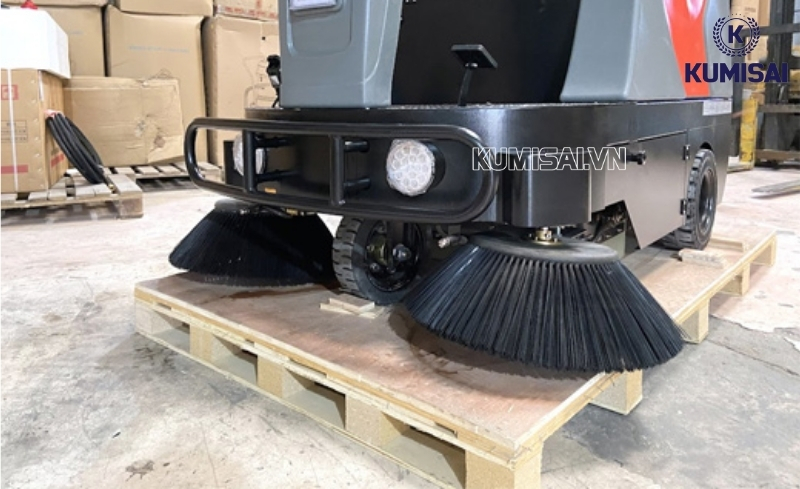 Hệ thống chổi quét hoạt động mạnh mẽ, giúp xe thu gom rác triệt để