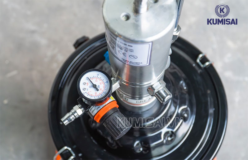 Kumisai KMS-20S bền bỉ, an toàn khi tiến hành công việc bơm mỡ bò