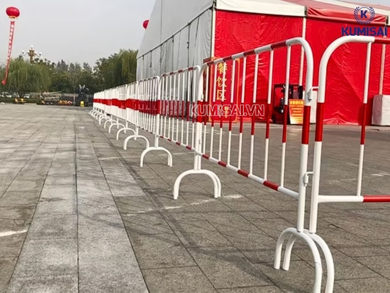 Hình ảnh rào chắn bằng sắt lắp đặt trong thực tế