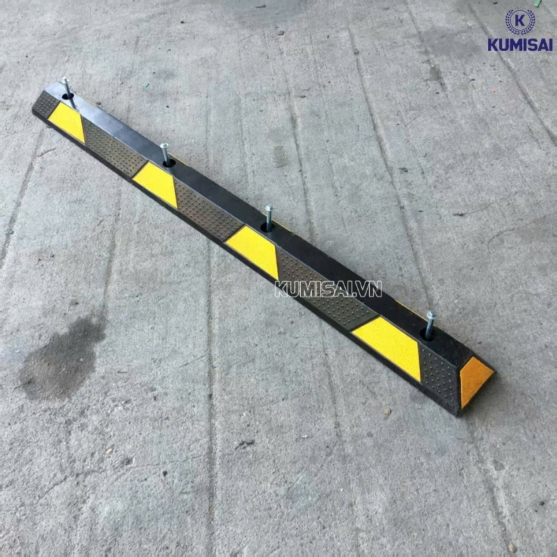 Hình ảnh thực tế của rào chắn giao thông bằng cao su