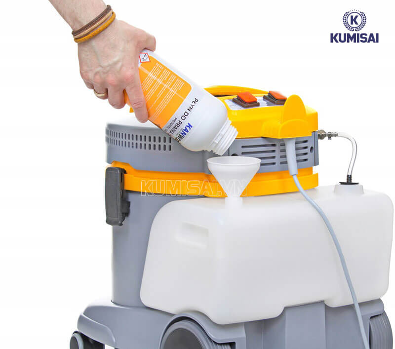 Pha hóa chất vào thùng chứa ở đằng sau