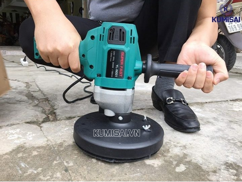 Hướng dẫn chi tiết cách vận hành máy mài sàn cầm tay có hút bụi