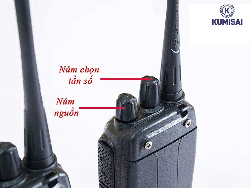 Khởi động, chọn kênh liên lạc bộ đàm