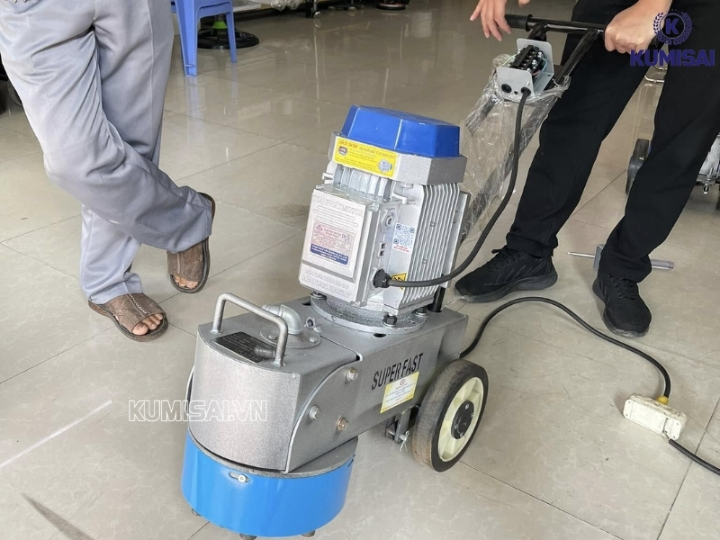 Kết cấu chắc chắn, có tay đẩy và bánh xe chịu lực tốt Kết cấu chắc chắn, có tay đẩy và bánh xe chịu lực tốt