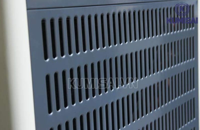 Khe tản nhiệt ở mặt trước của máy