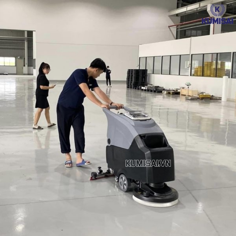 Không bị vướng dây điện khi máy di chuyển Không bị vướng dây điện khi máy di chuyển