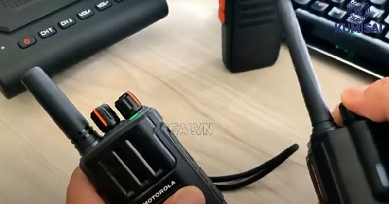 Kiểm tra 2 bộ đàm Motorola xem đã kết nối thành công chưa 