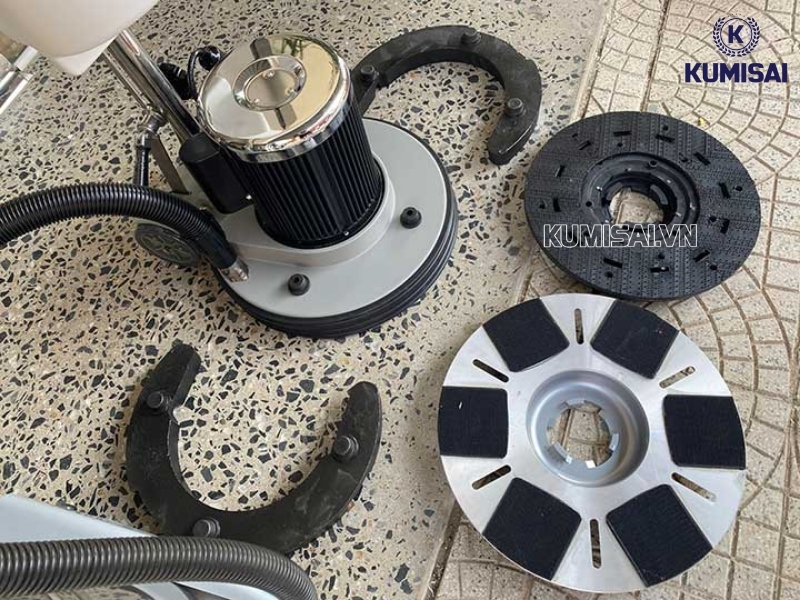 Kiểm tra kỹ các phụ kiện của máy