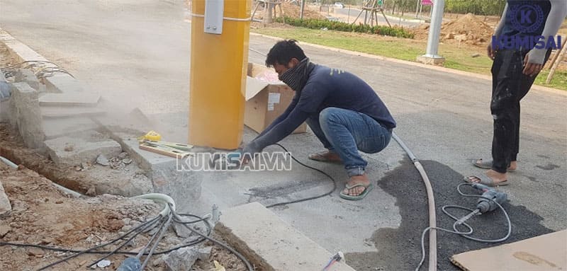 Tuân thủ quy trình lắp đặt barie công trường cẩn thận Tuân thủ quy trình lắp đặt barie công trường cẩn thận