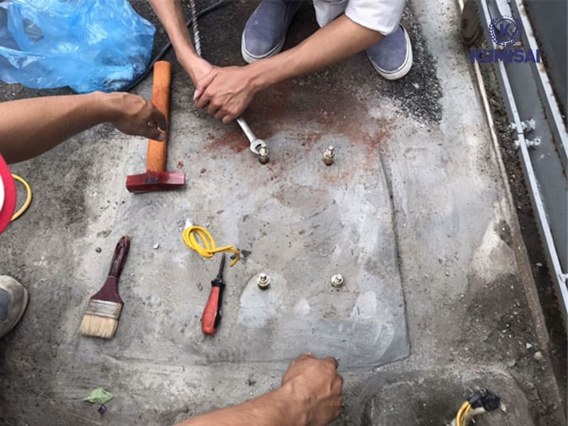 Lắp đặt bu lông barie