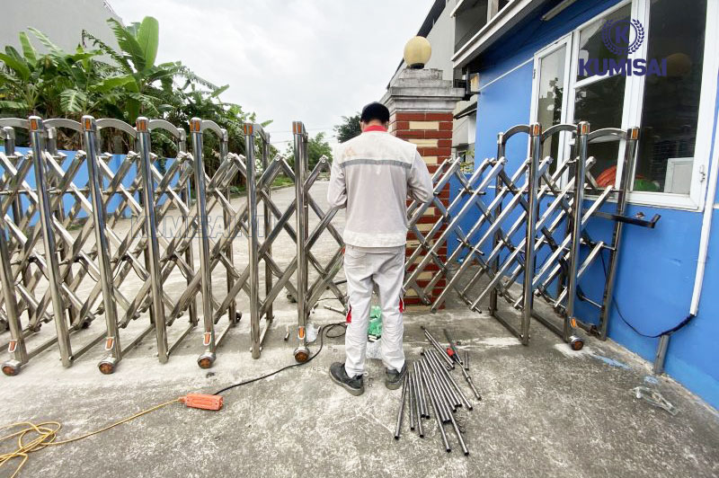 Chọn đơn vị bán và lắp đặt cổng xếp kéo tay uy tín