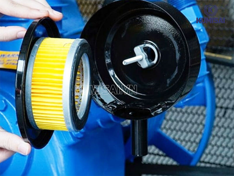 Tháo và làm sạch bộ lọc ở đầu khí nén