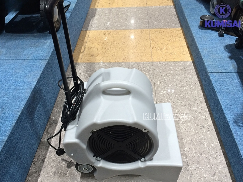Lau bớt nước đọng trên mặt sàn trước khi sử dụng quạt