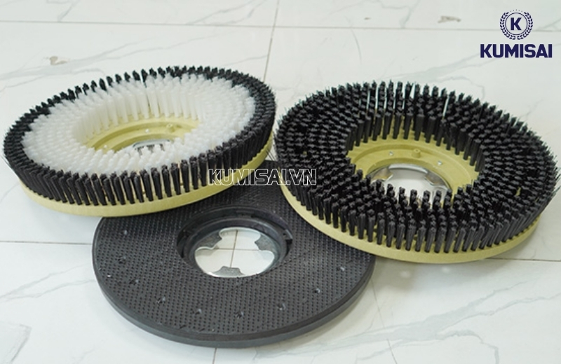 Lựa chọn pad hoặc bàn chải phù hợp với mặt sàn cần vệ sinh