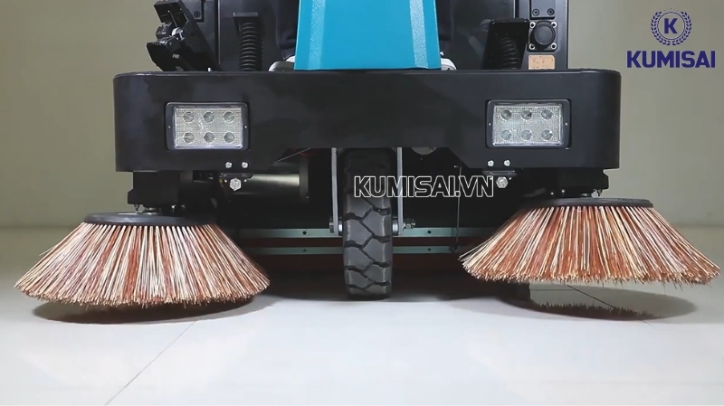 luu-y-bao-duong-xe-quet-rac-ngoi-lai-dqc-tech-135.jpg Vệ sinh và bảo dưỡng chổi quét thường xuyên