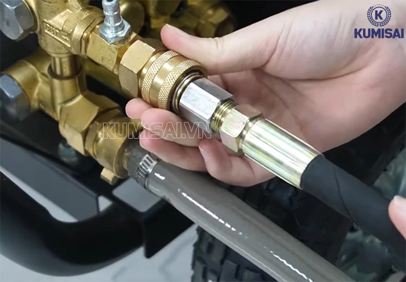 Lắp đặt dây rửa bố thép máy phun rửa xe LT-15M theo đúng hướng dẫn 