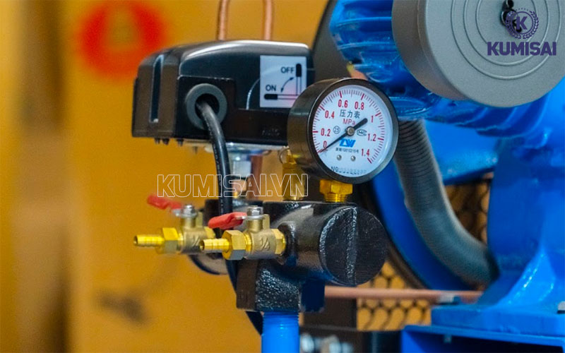 Bật công tắc máy nén khí Puma PK5160