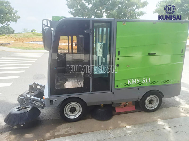 Sử dụng xe quét rác công nghiệp ngồi lái Kumisai KMS-S14 đúng cách