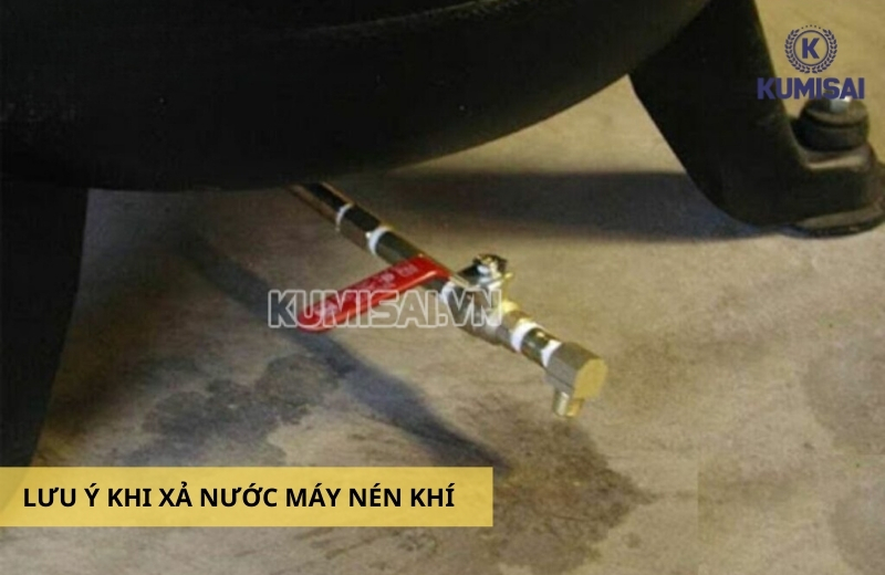 Lưu ý khi xả nước máy bơm khí nén Lưu ý khi xả nước máy bơm khí nén