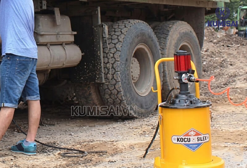 Máy bơm mỡ cho xe tải bằng khí nén chuyên dụng
